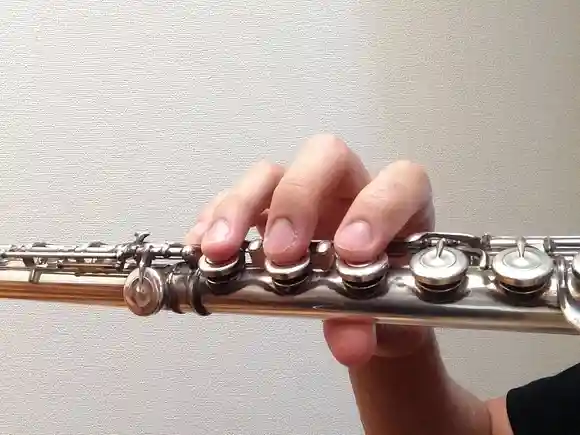 フルートの持ち方・右手：1